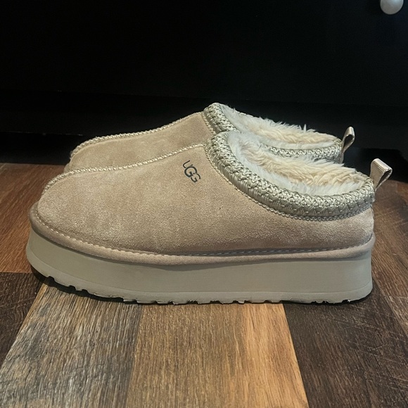 EUC UGG Women’s Platform Suede Moccasin/Clog with fur inside Size 8! - Picture 5 of 16